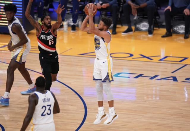 开云体育官方入口-侧翼防线被对手捅成蚂蜂窝 勇士面临棘手防守难题